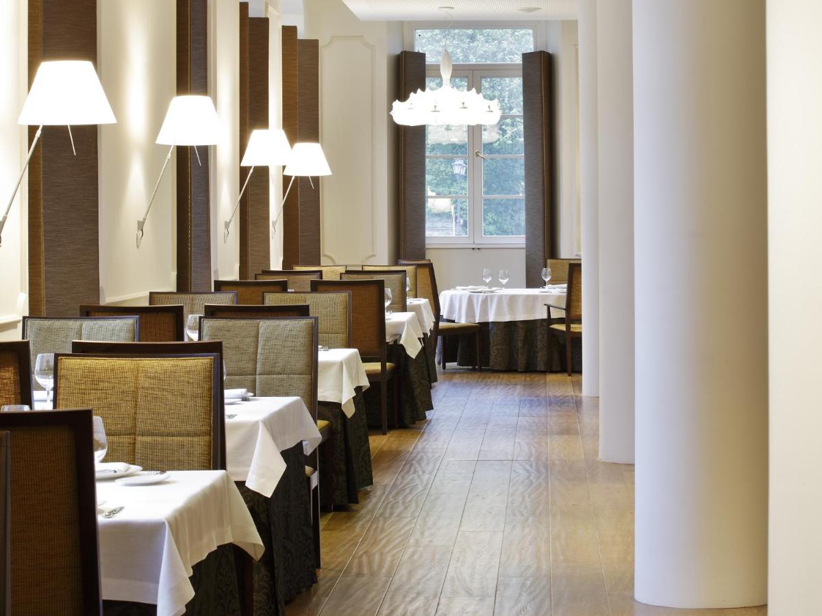 Un restaurante o sitio para comer en Blau Gran Hotel Las Caldas - Adults Only