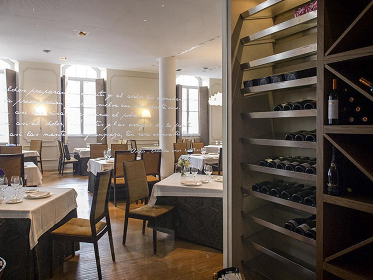 Un restaurante o sitio para comer en Blau Gran Hotel Las Caldas - Adults Only