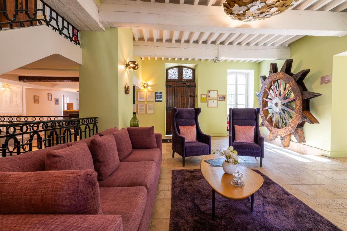 Coin salon dans l'établissement Moulin de Vernègues Hôtel & Spa