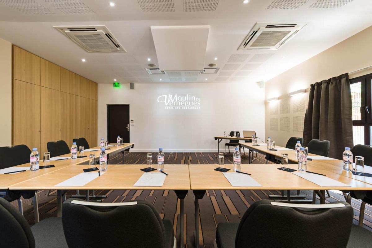 Espace de conférence ou salle de réunion dans l'établissement Moulin de Vernègues Hôtel & Spa