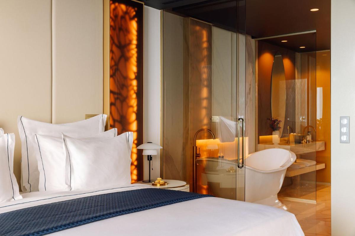 Uma cama ou camas num quarto em The Reserve - within Savoy Palace - The Leading Hotels of the World