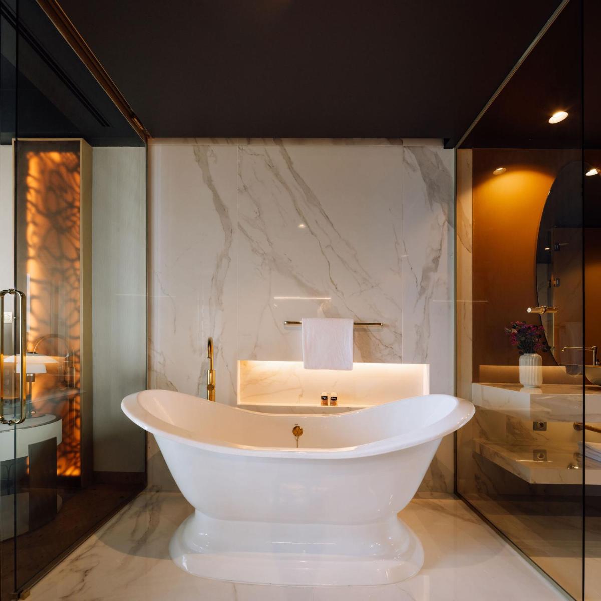 Uma casa de banho em The Reserve - within Savoy Palace - The Leading Hotels of the World