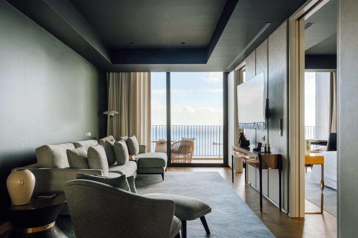 Uma televisão e/ou sistema de entretenimento em The Reserve - within Savoy Palace - The Leading Hotels of the World