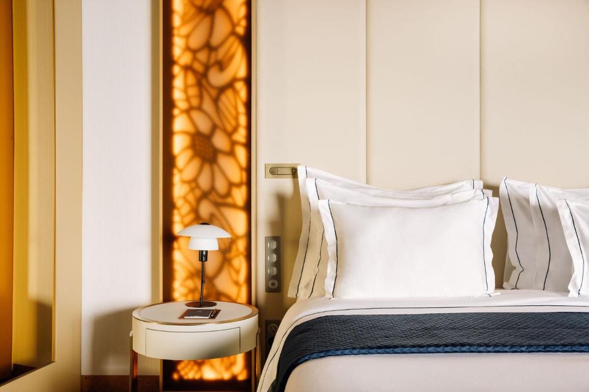 Uma cama ou camas num quarto em The Reserve - within Savoy Palace - The Leading Hotels of the World