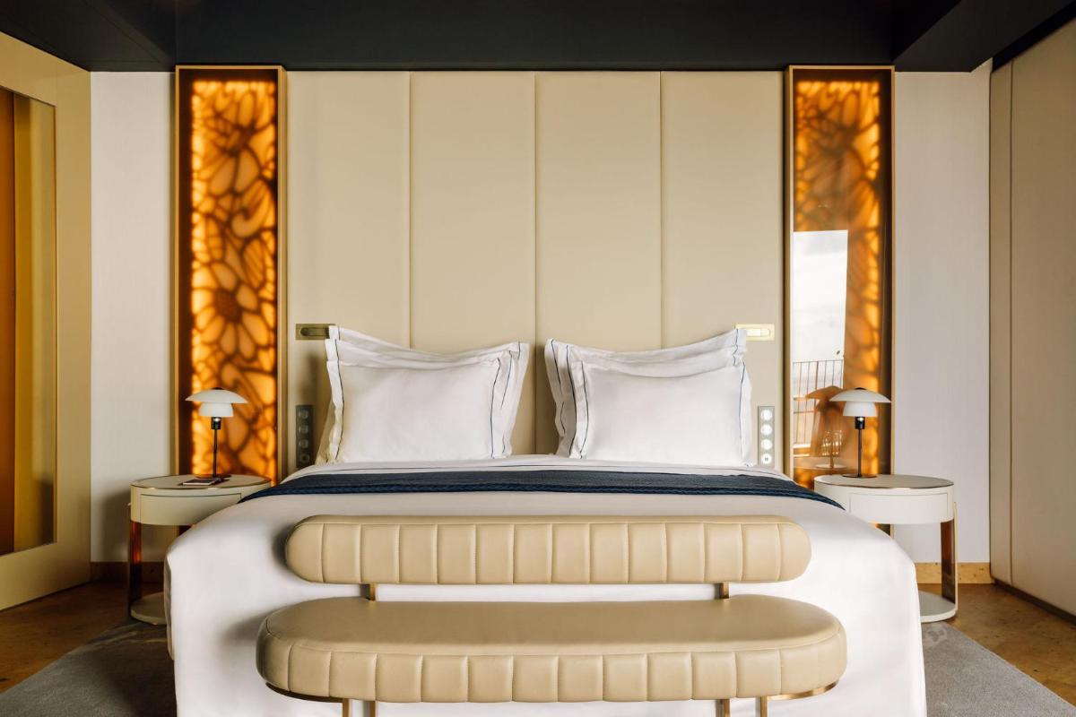 Uma cama ou camas num quarto em The Reserve - within Savoy Palace - The Leading Hotels of the World