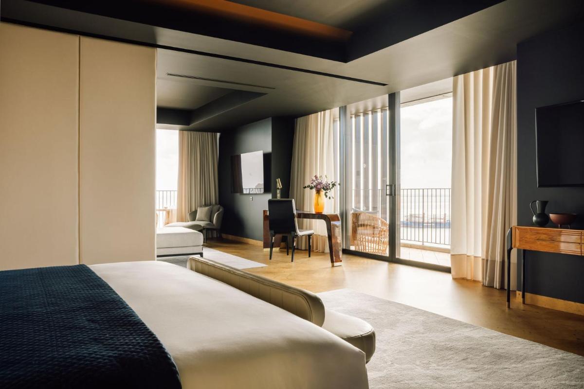 Uma cama ou camas num quarto em The Reserve - within Savoy Palace - The Leading Hotels of the World