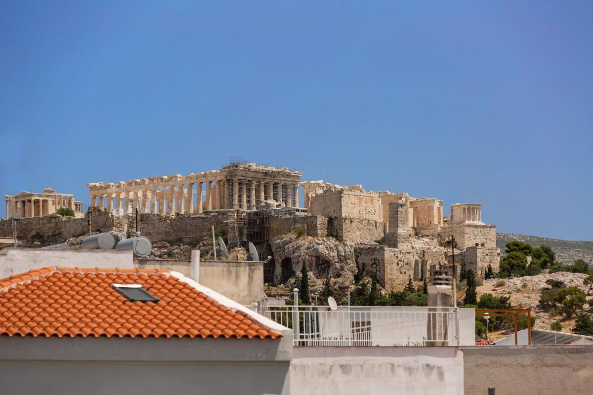 Acropolis View 2-Bedroom Apt, Minimal-Safari Vibe, Big Balcony! - Housity