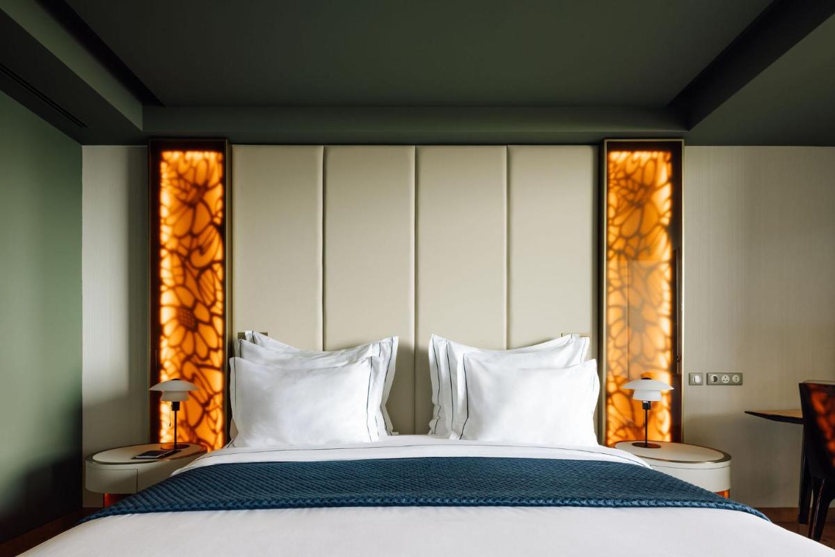 Uma cama ou camas num quarto em The Reserve - within Savoy Palace - The Leading Hotels of the World