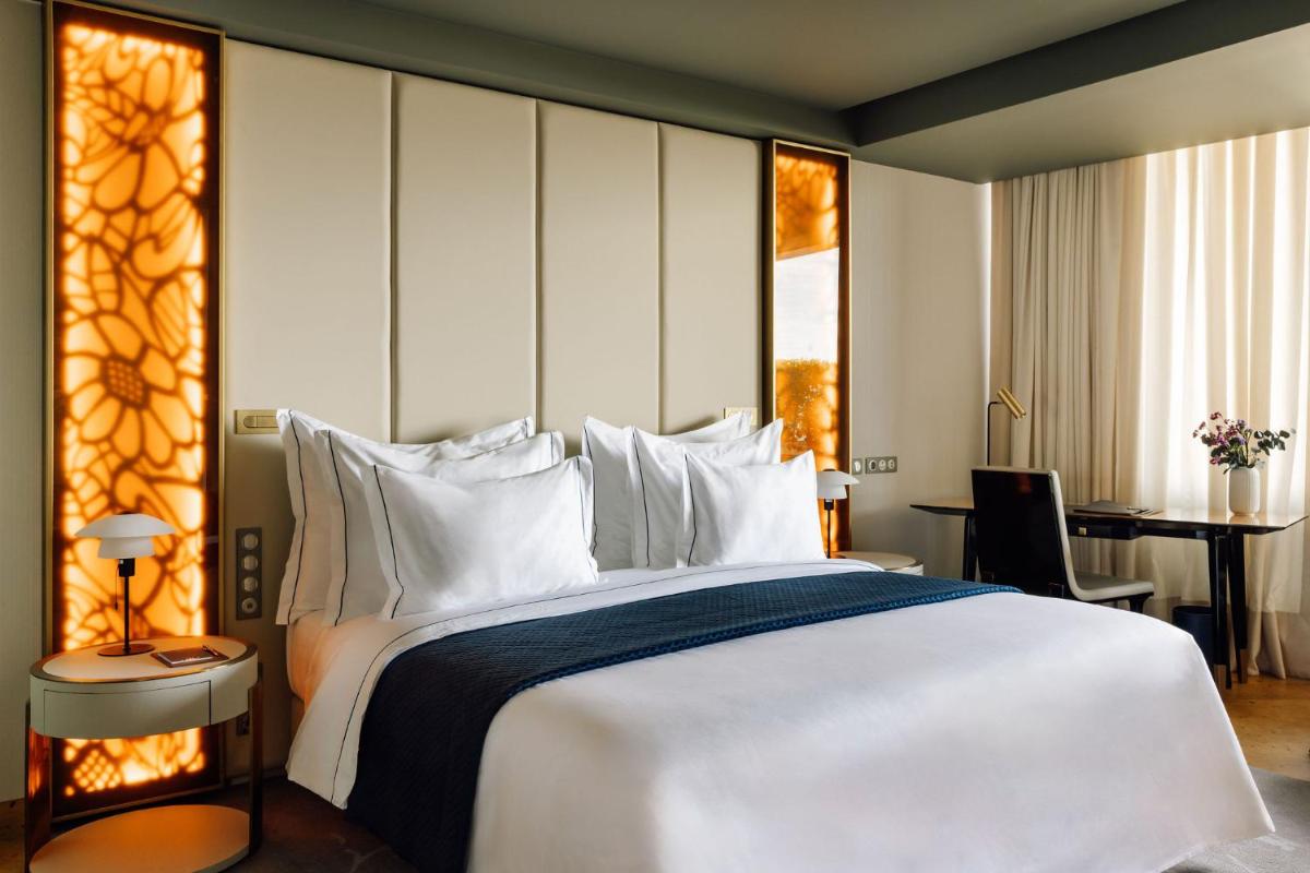 Uma cama ou camas num quarto em The Reserve - within Savoy Palace - The Leading Hotels of the World