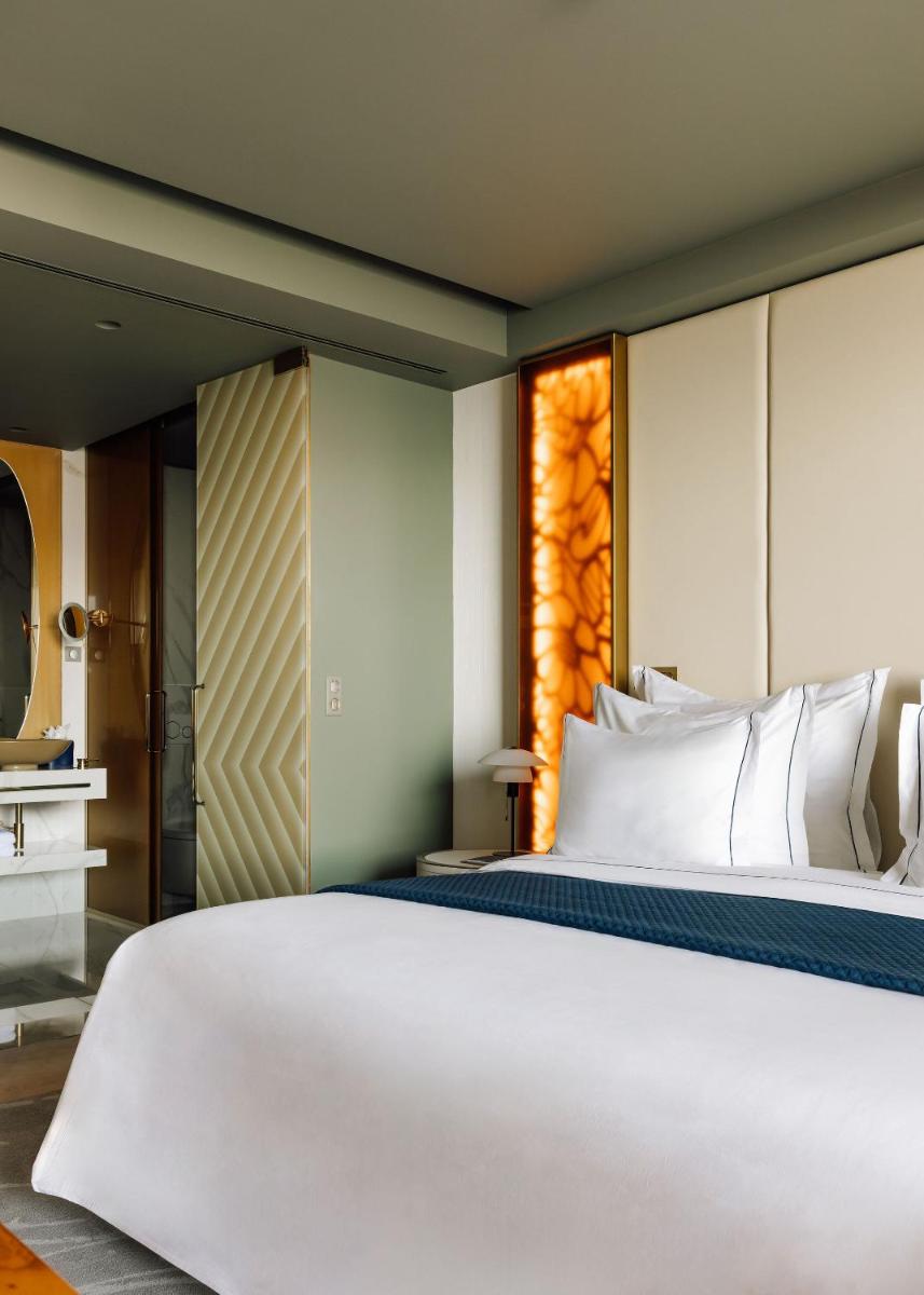 Uma cama ou camas num quarto em The Reserve - within Savoy Palace - The Leading Hotels of the World