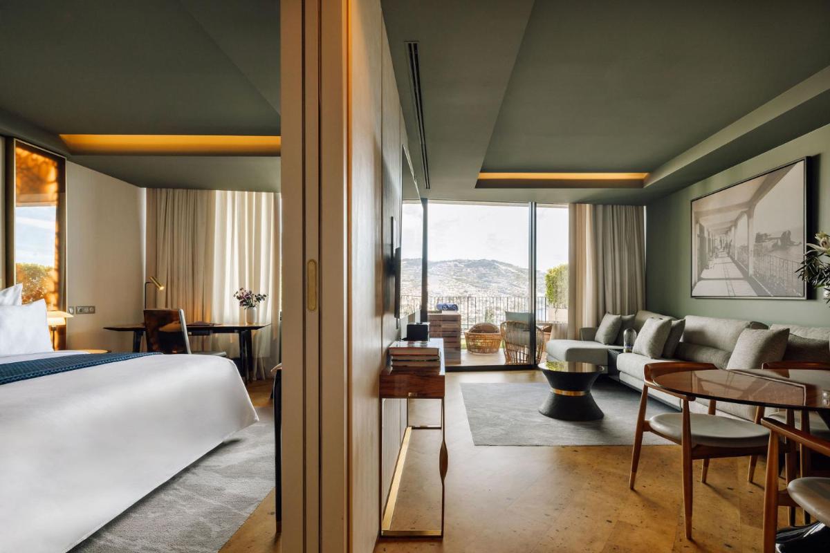 Uma cama ou camas num quarto em The Reserve - within Savoy Palace - The Leading Hotels of the World