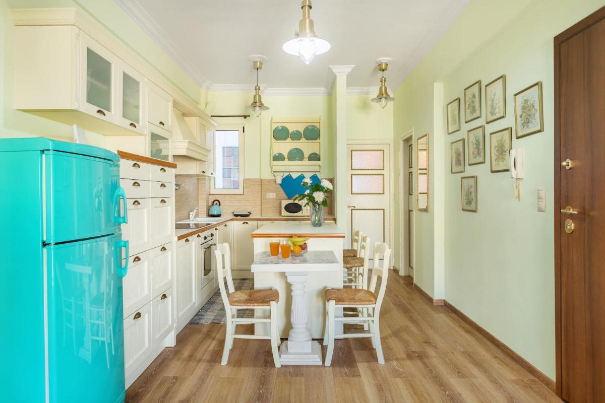Bright, Calming Retreat With a Balcony Near Metro! - Housity