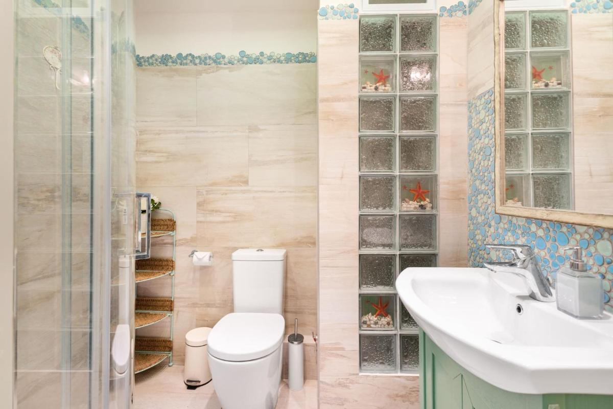 Bright, Calming Retreat With a Balcony Near Metro! - Housity