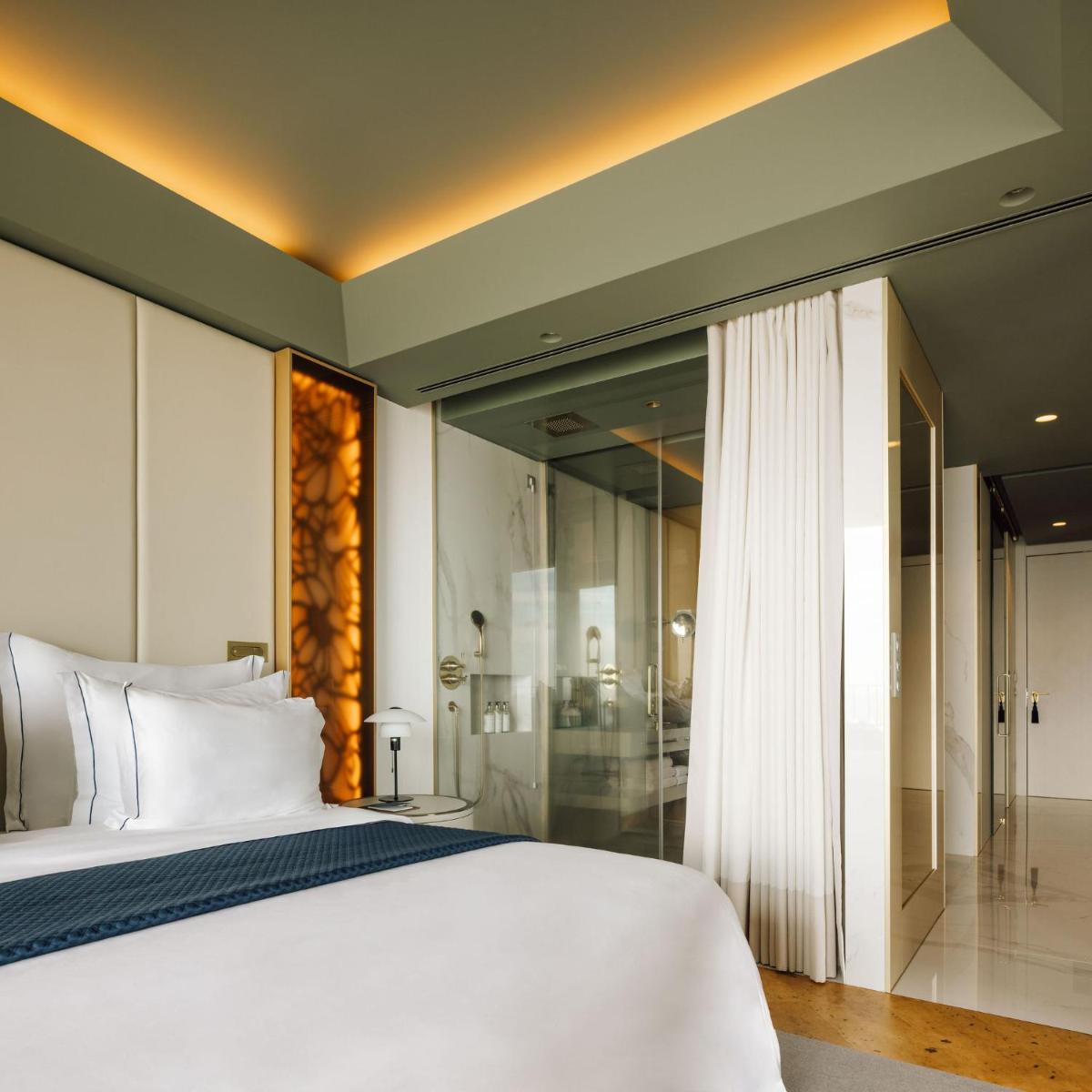 Uma cama ou camas num quarto em The Reserve - within Savoy Palace - The Leading Hotels of the World