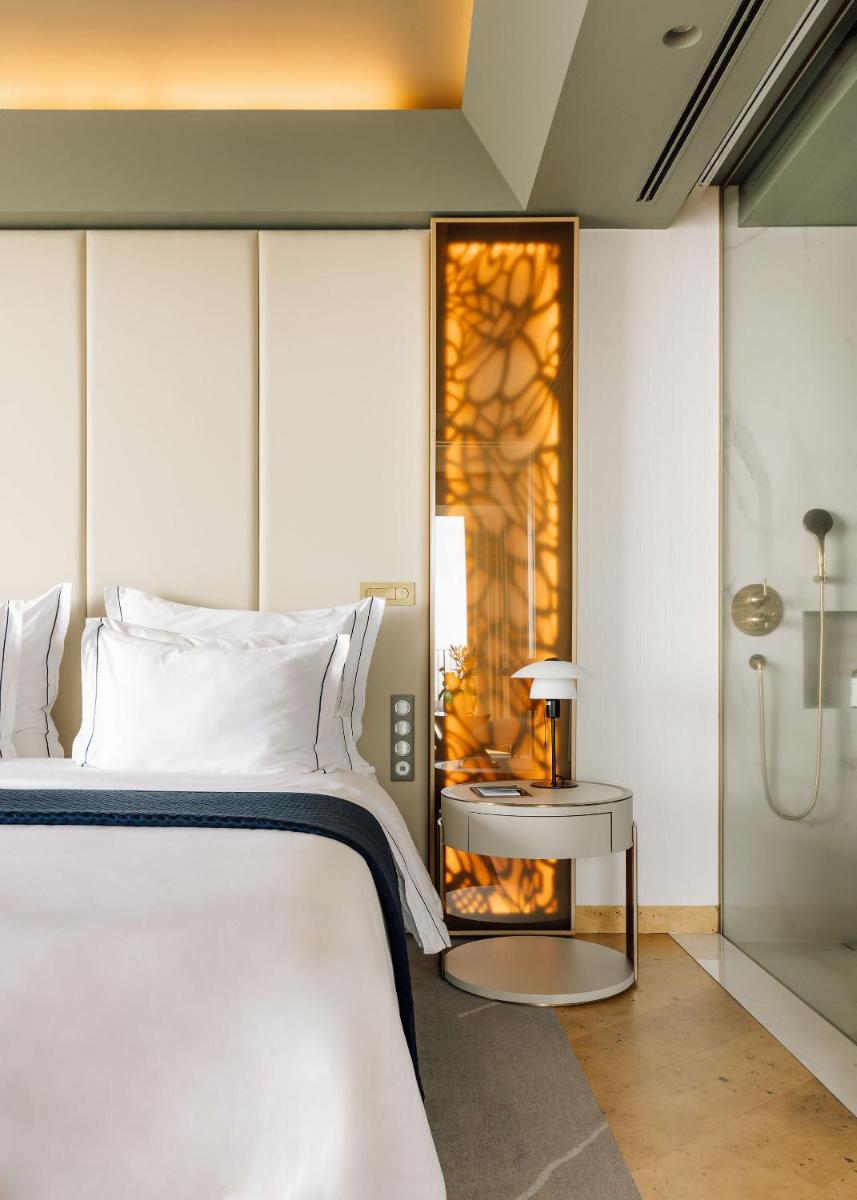 Uma cama ou camas num quarto em The Reserve - within Savoy Palace - The Leading Hotels of the World