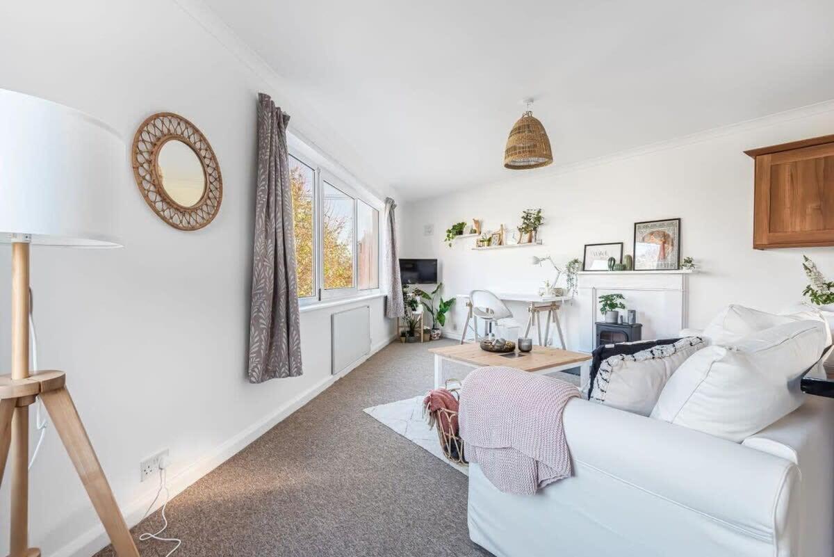 2 Bed in Historic Tonbridge - 35 mins from London - Housity