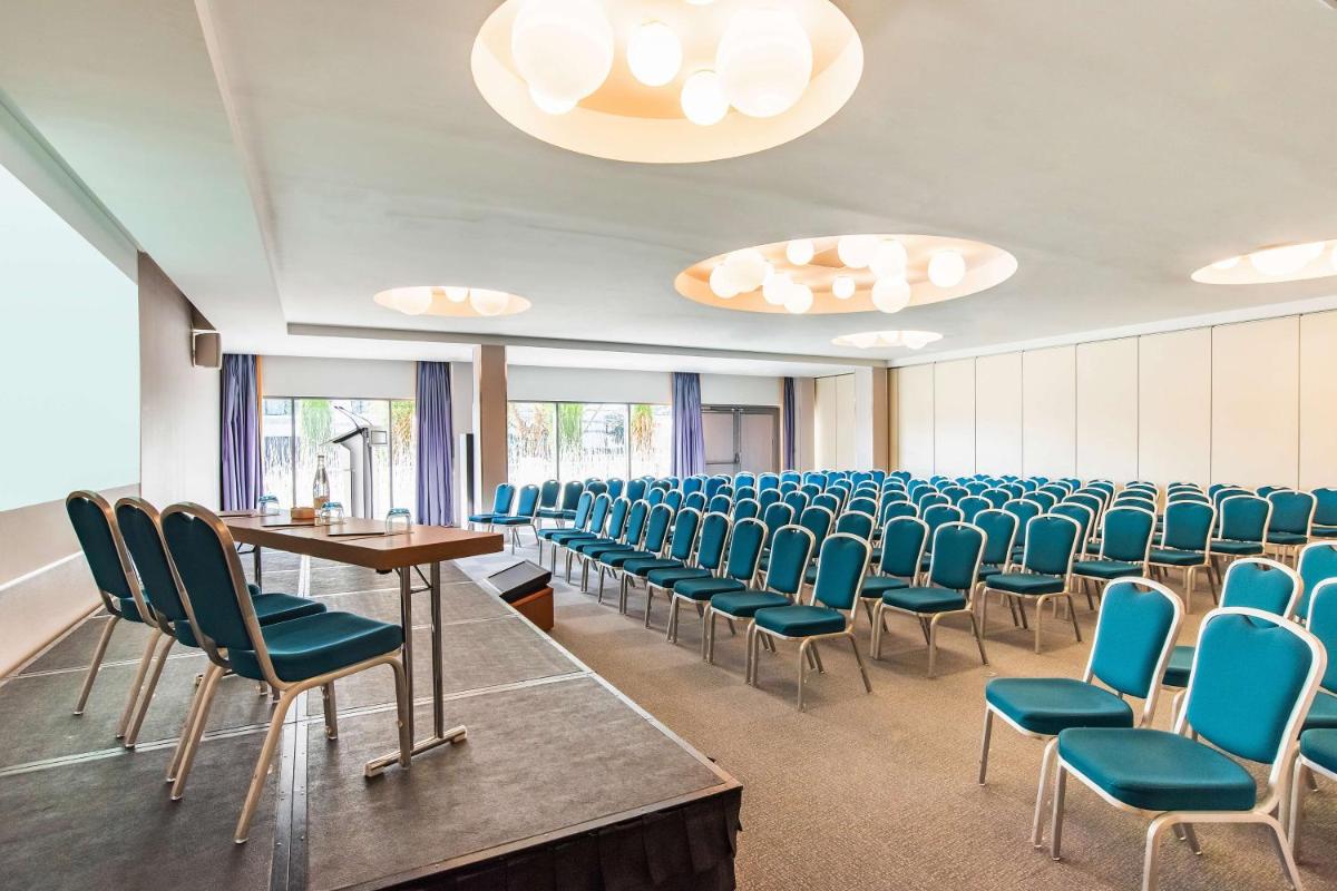 une salle de conférence avec des chaises, une table et une table et chaises dans l'établissement Radisson Blu Hotel Toulouse Airport, à Blagnac 124 autres photos