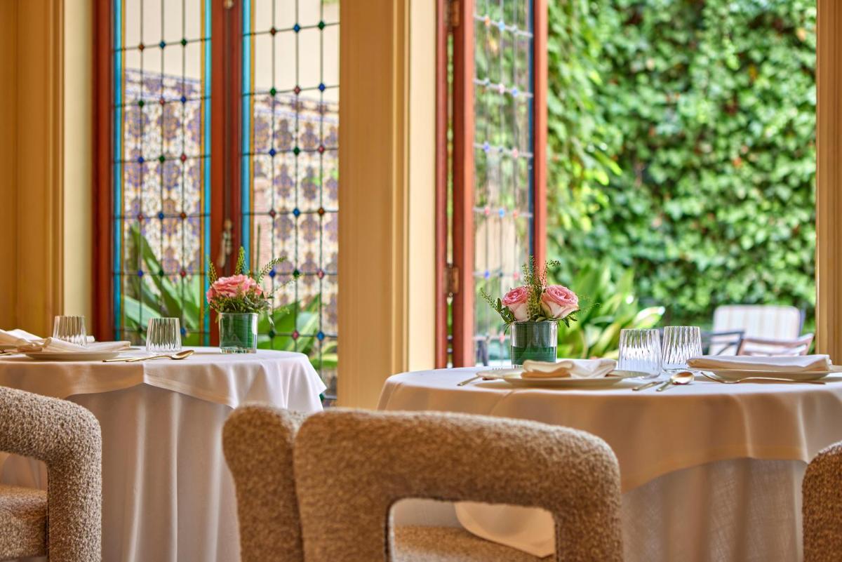 Un restaurante o sitio para comer en Palacio Ca Sa Galesa