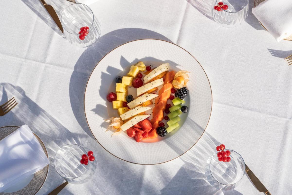 Comida en o cerca de este hotel