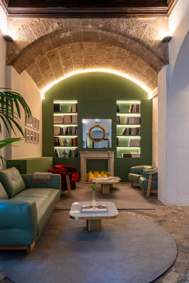 una sala de estar con un sofá y una mesa en Palacio Ca Sa Galesa, en Palma de Mallorca