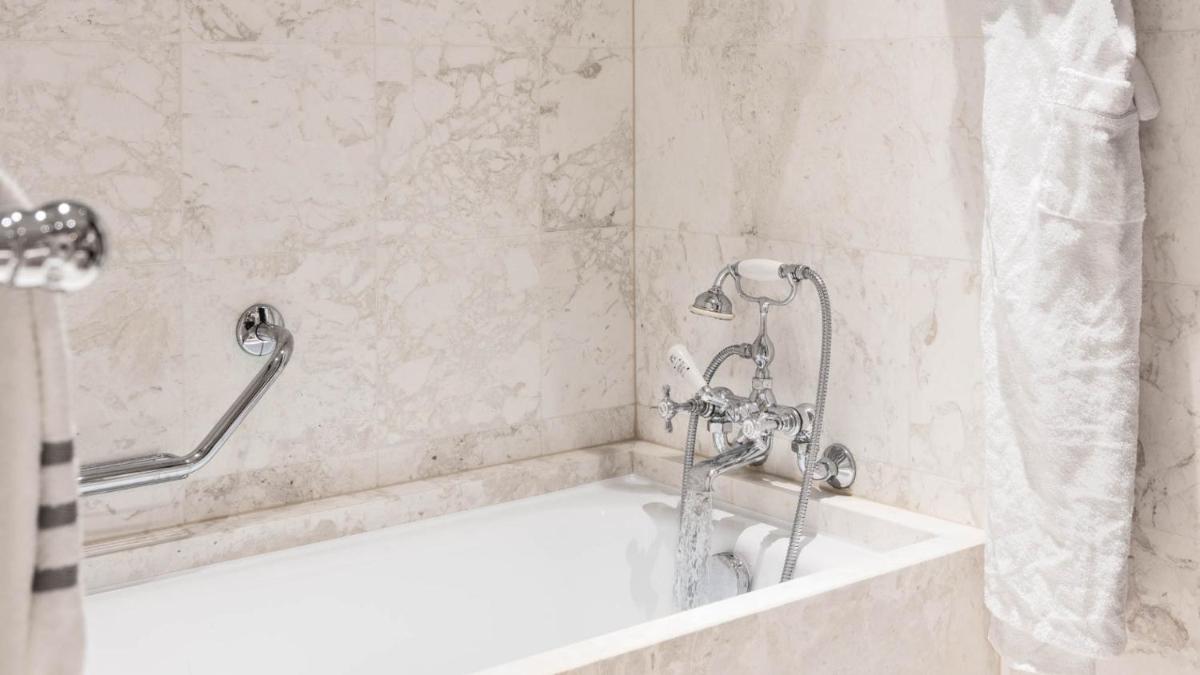 Salle de bains dans l'établissement Hôtel Lancaster Paris Champs-Elysées