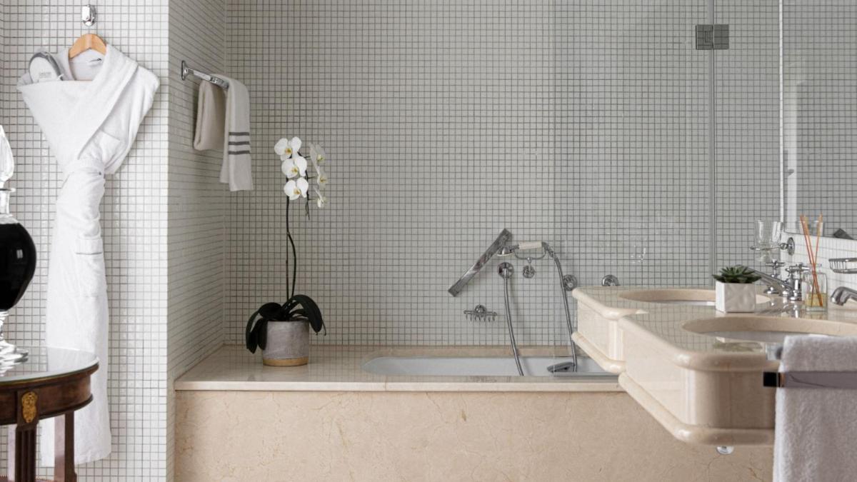 Salle de bains dans l'établissement Hôtel Lancaster Paris Champs-Elysées