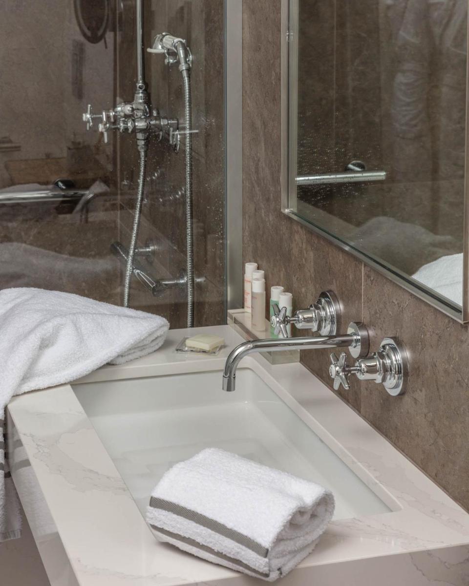 Salle de bains dans l'établissement Hôtel Lancaster Paris Champs-Elysées