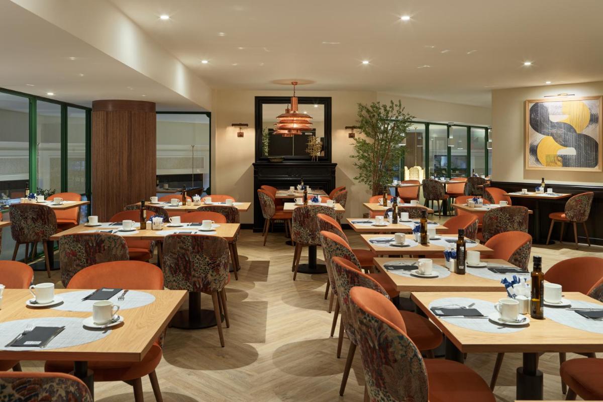 Un restaurante o sitio para comer en H10 Casanova