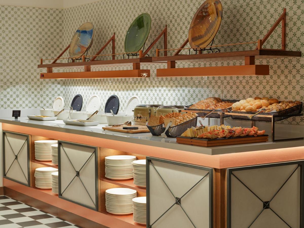 Comida en o cerca de este hotel