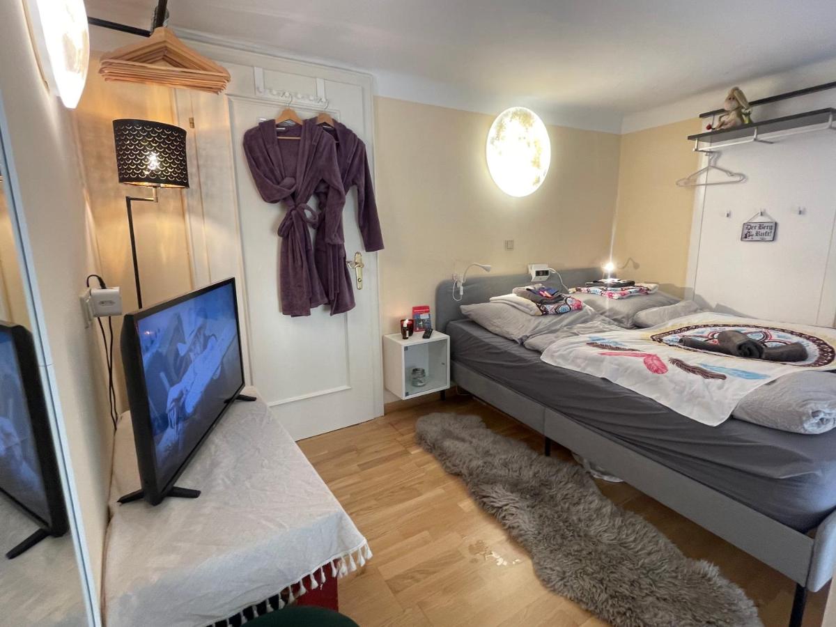 Cute, Quiet and Central - Self Check In - Housity