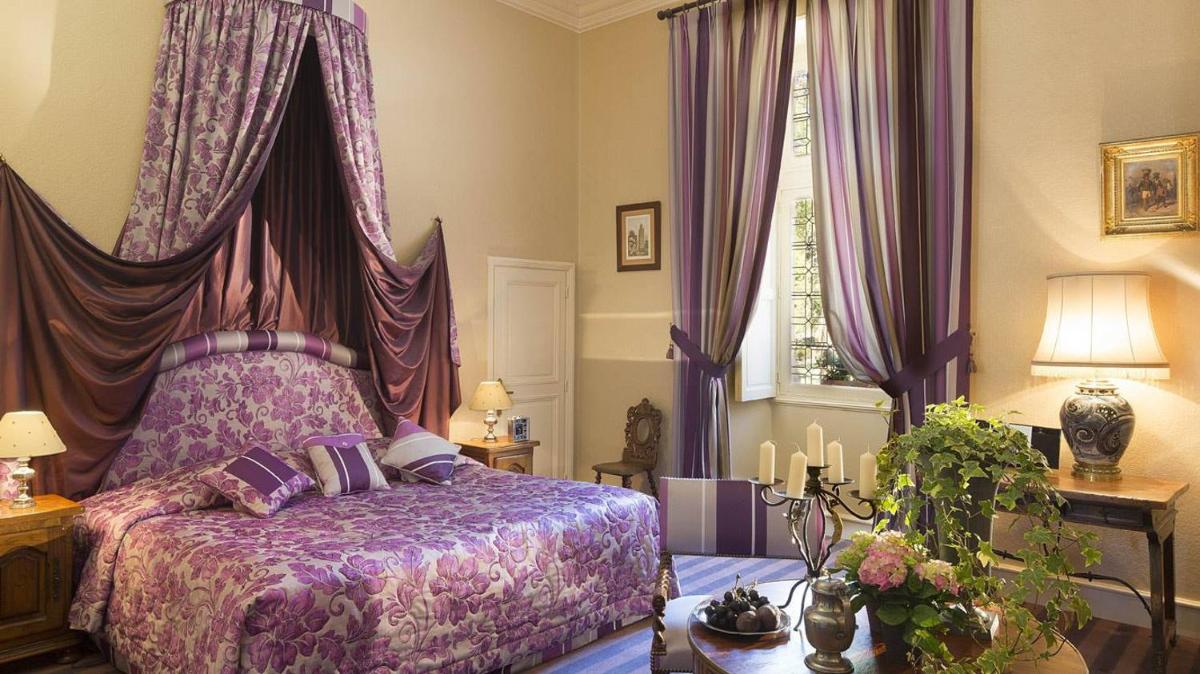 - une chambre avec un lit violet et des rideaux violets dans l'établissement Château de Noizay - ChâteauZen, à Noizay 18 autres photos