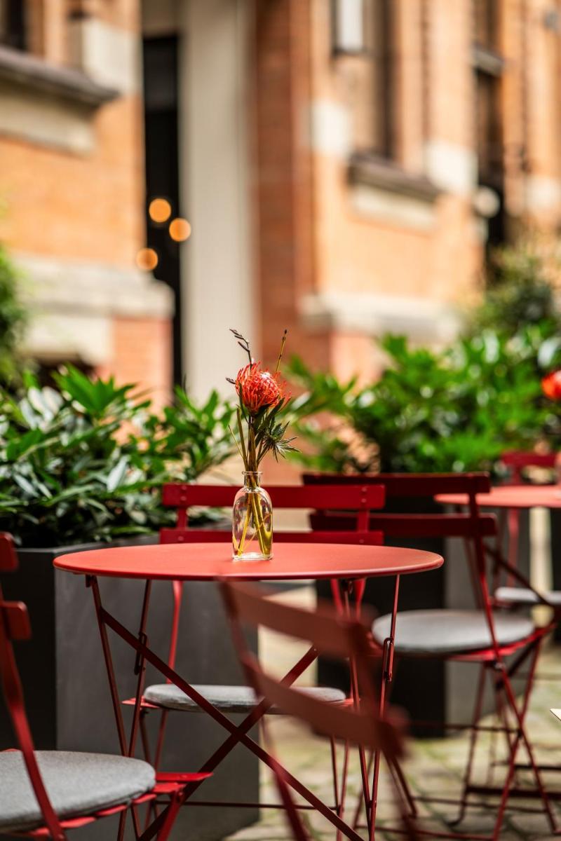 Ein Restaurant oder anderes Speiselokal in der Unterkunft TORTUE Hamburg Ein Restaurant oder anderes Speiselokal in der Unterkunft TORTUE Hamburg