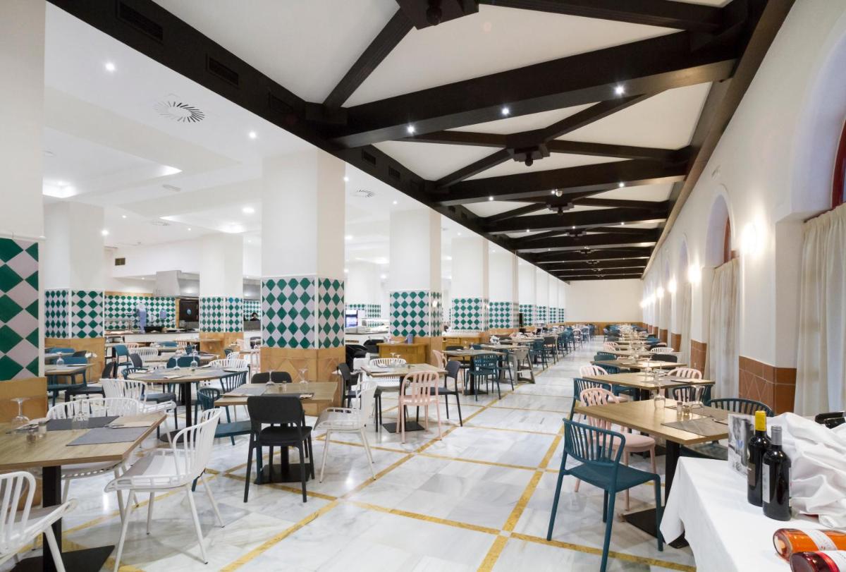 Un restaurante o sitio para comer en Ibersol Almuñecar Beach & Spa Hotel
