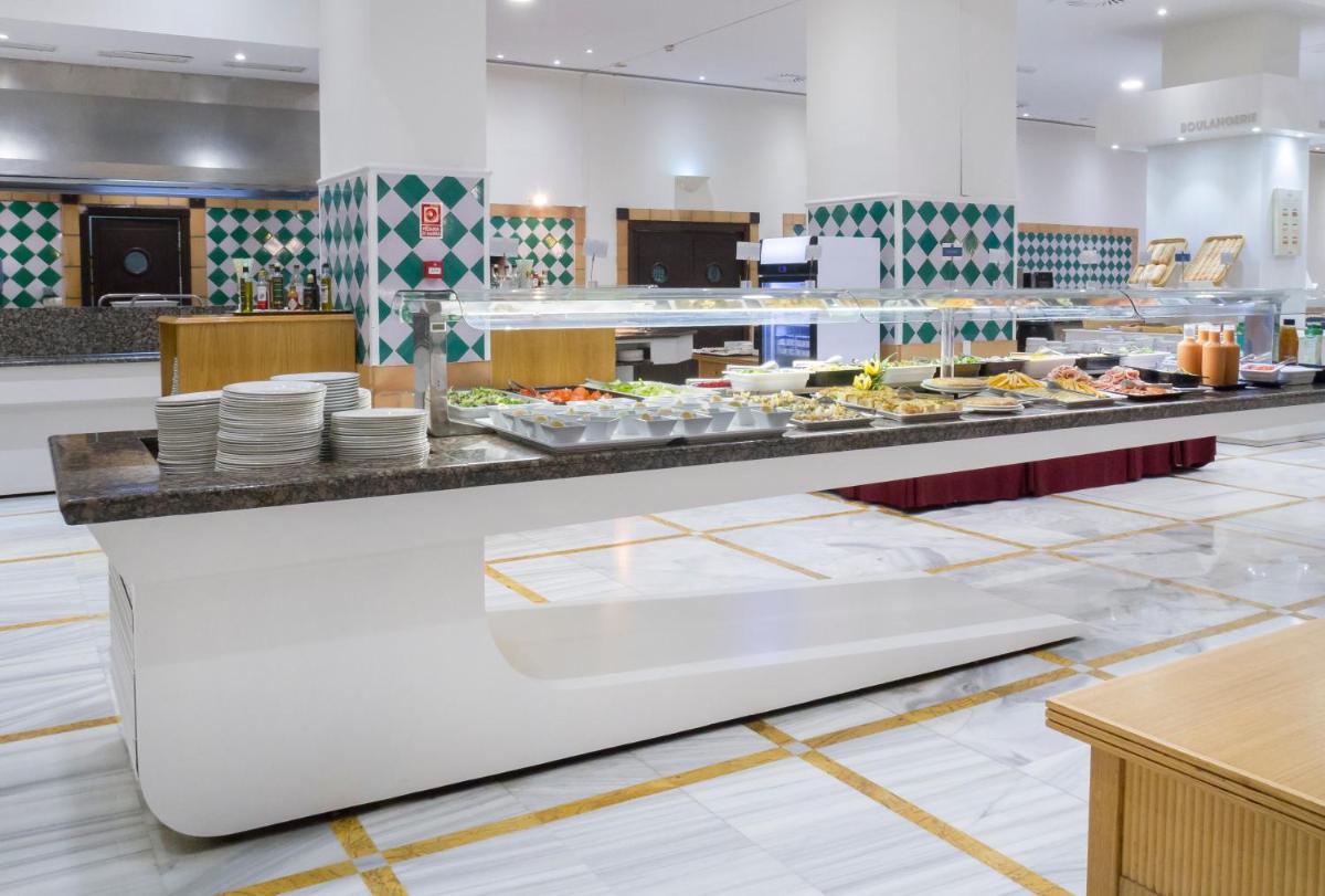 Comida en o cerca de este hotel