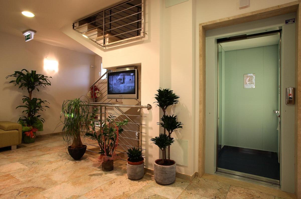 Hotel Aurora - Housity