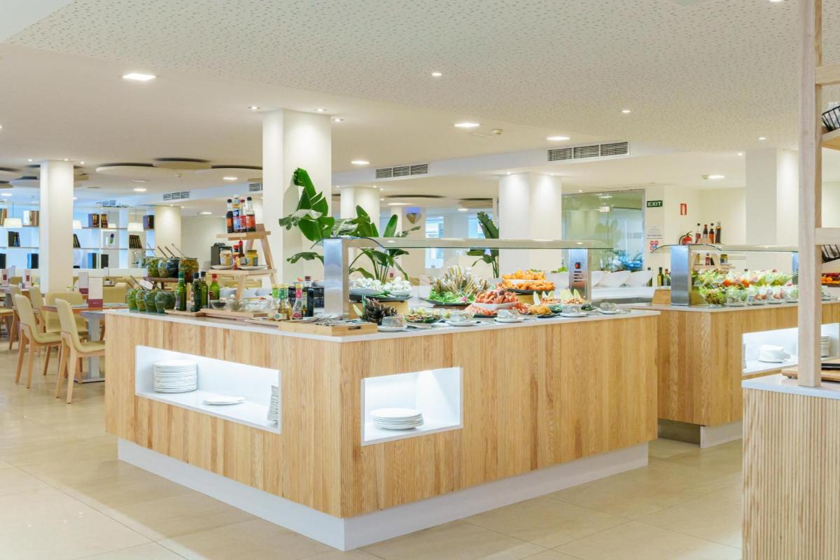 Comida en o cerca de este hotel