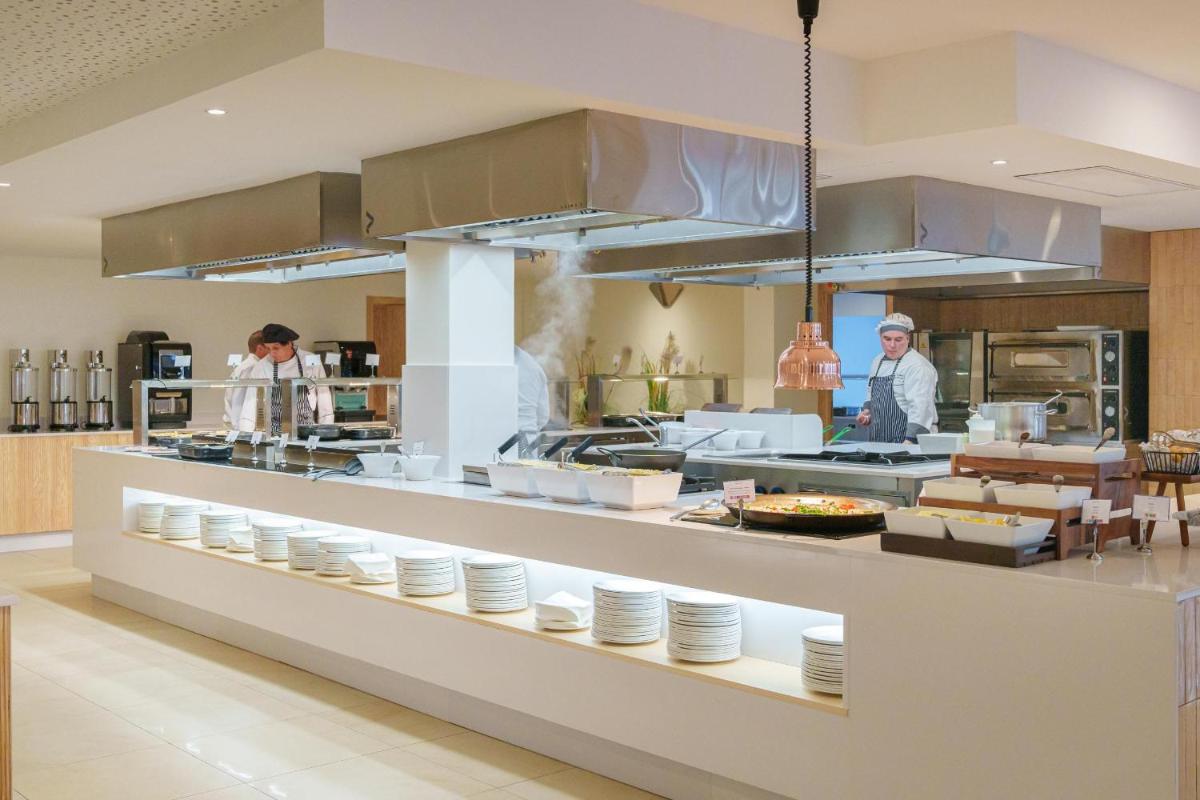 una cocina con 2 personas de pie en una cocina en Ferrer Janeiro Hotel & Spa, en Can Picafort 60 fotos más