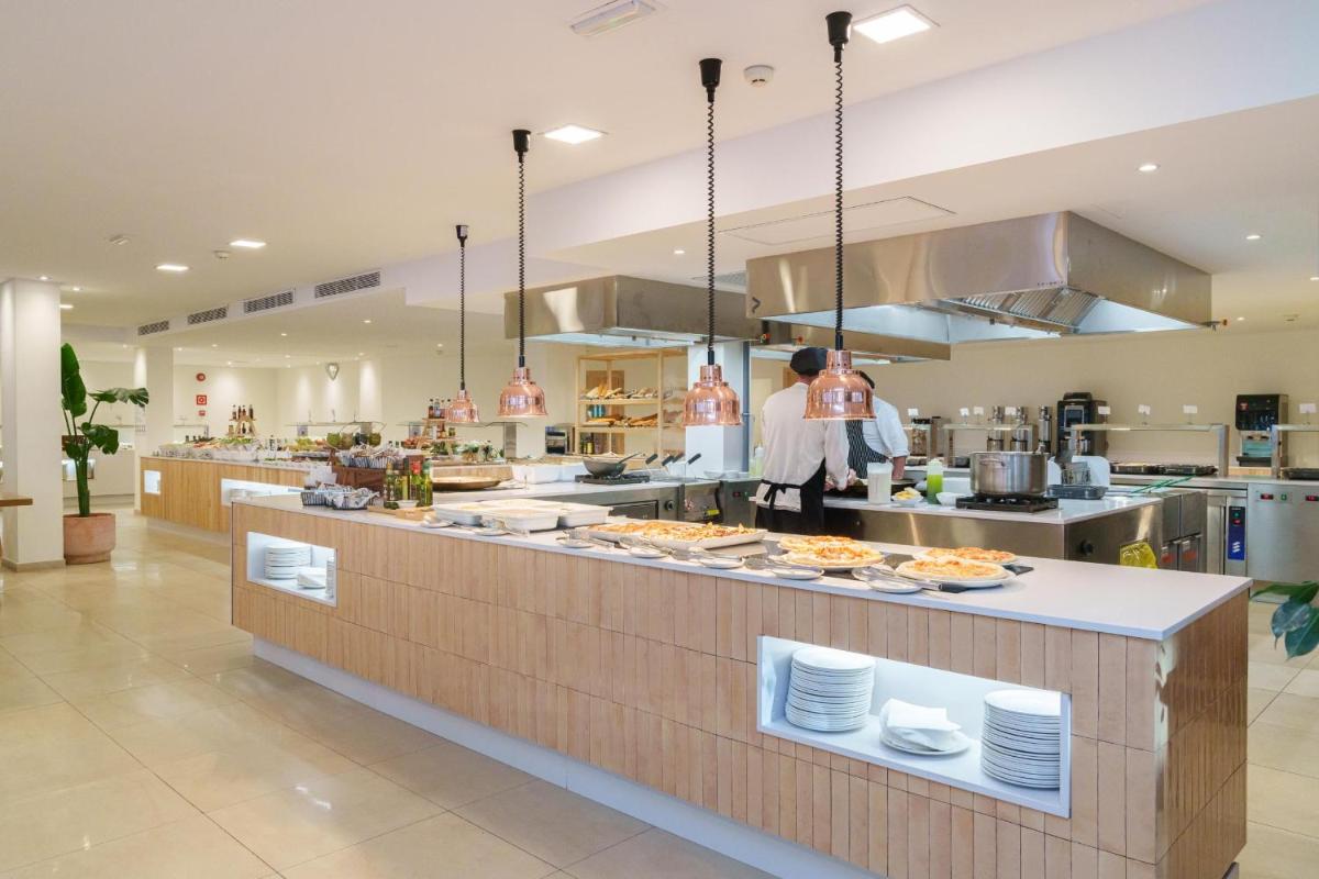 Comida en o cerca de este hotel