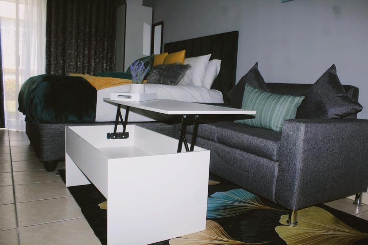 Contemporary Gem: Studio with Serene Pool View - Hizvo