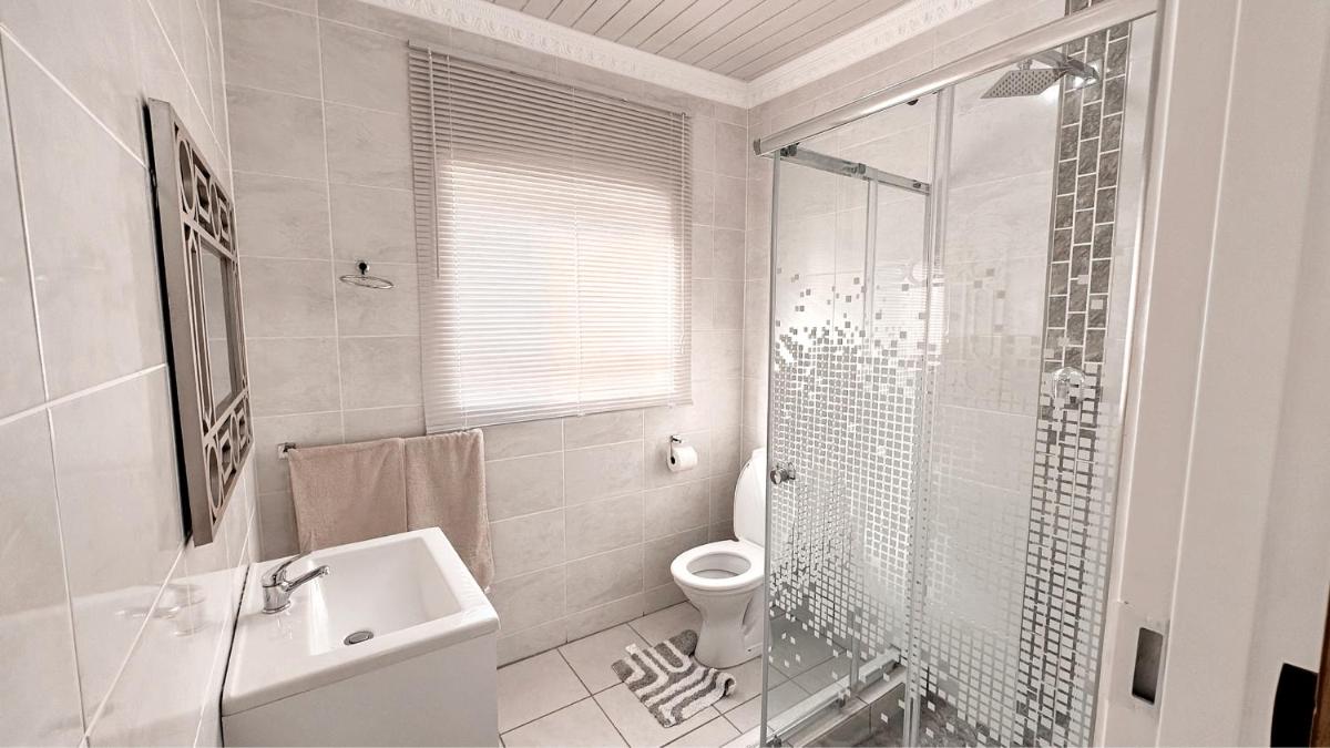 Contemporary Gem: Studio with Serene Pool View - Hizvo