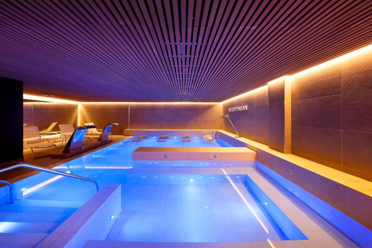 Una gran piscina con luces azules en un edificio. en Hesperia Barcelona Sant Just, en Sant Just Desvern