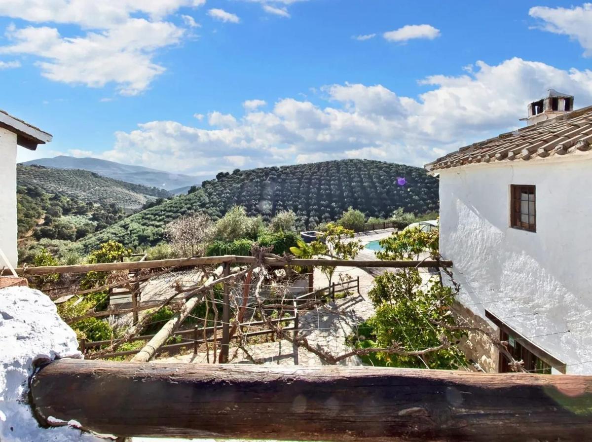 Elegant Villa in Granada with Pool and Garden - Housity