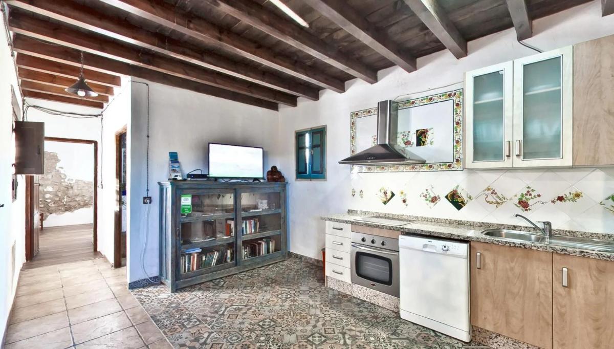 Elegant Villa in Granada with Pool and Garden - Housity