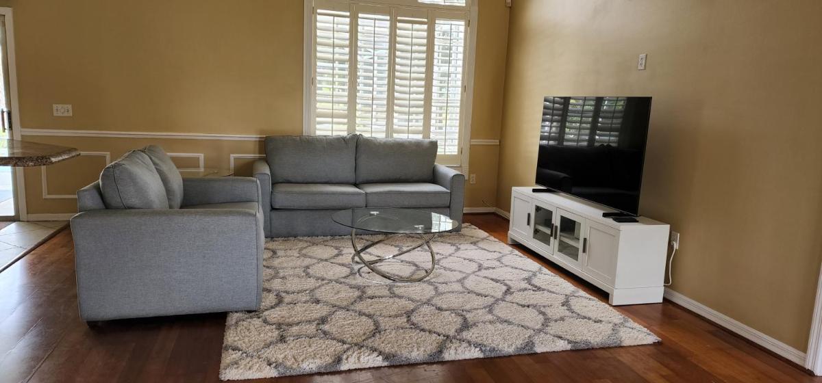 Luxury 3-Bedroom Home near Beaches with Pool - Housity