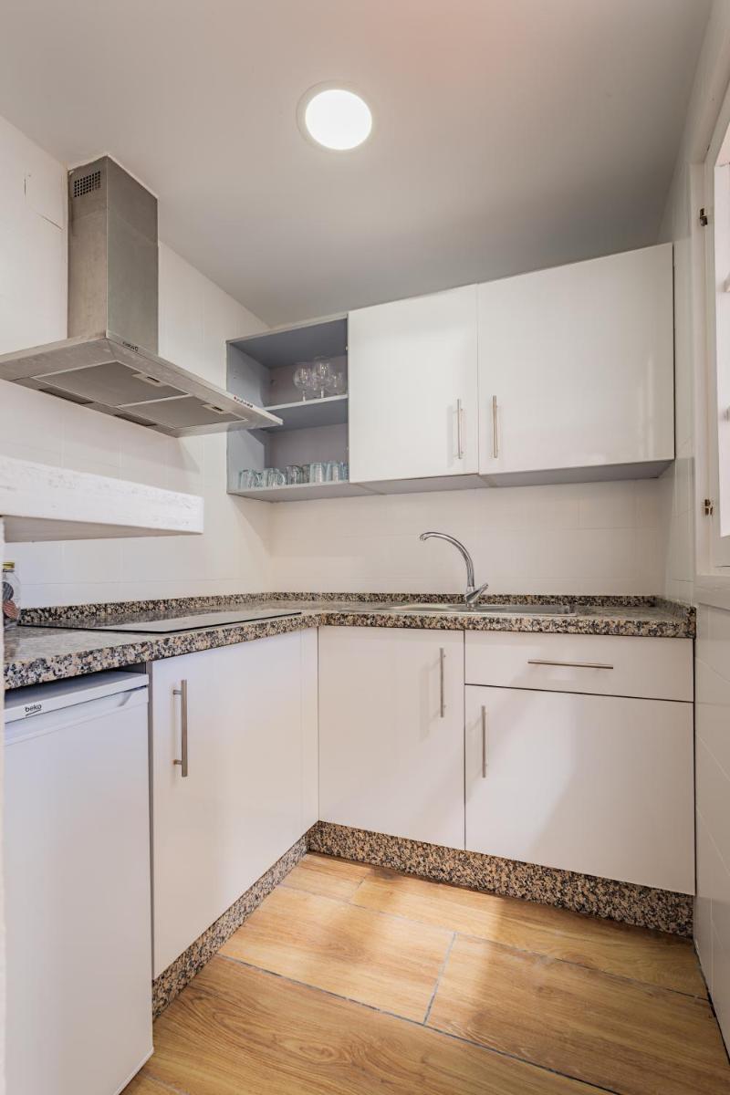 Duquesa port studio apartment - bright sunlit terrace - Hizvo
