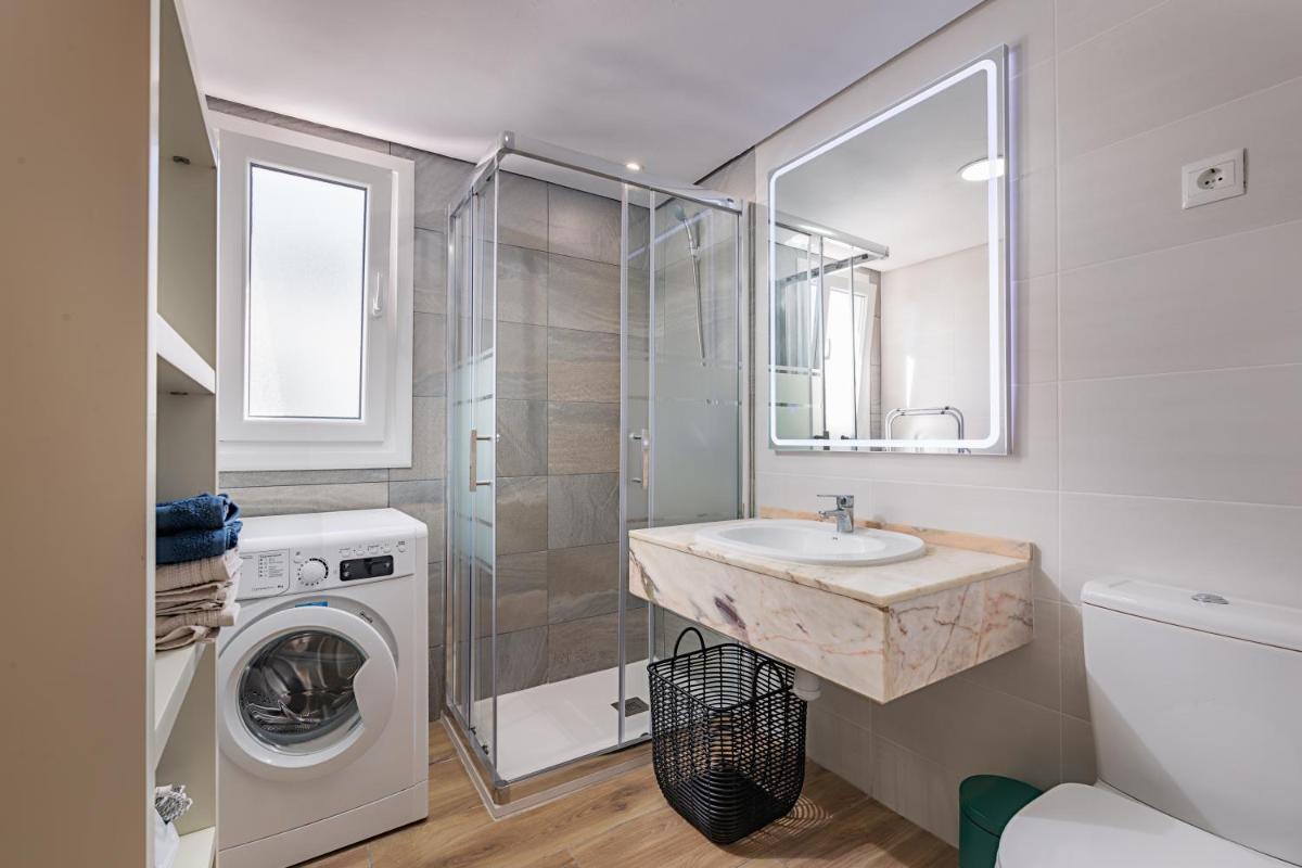 Duquesa port studio apartment - bright sunlit terrace - Hizvo