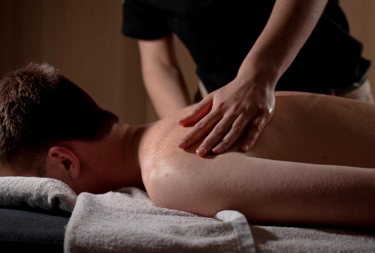 - un massage dispensé par un thérapeute dans l'établissement Le Monastère de Saint Mont Hôtel & Spa, à Saint-Mont