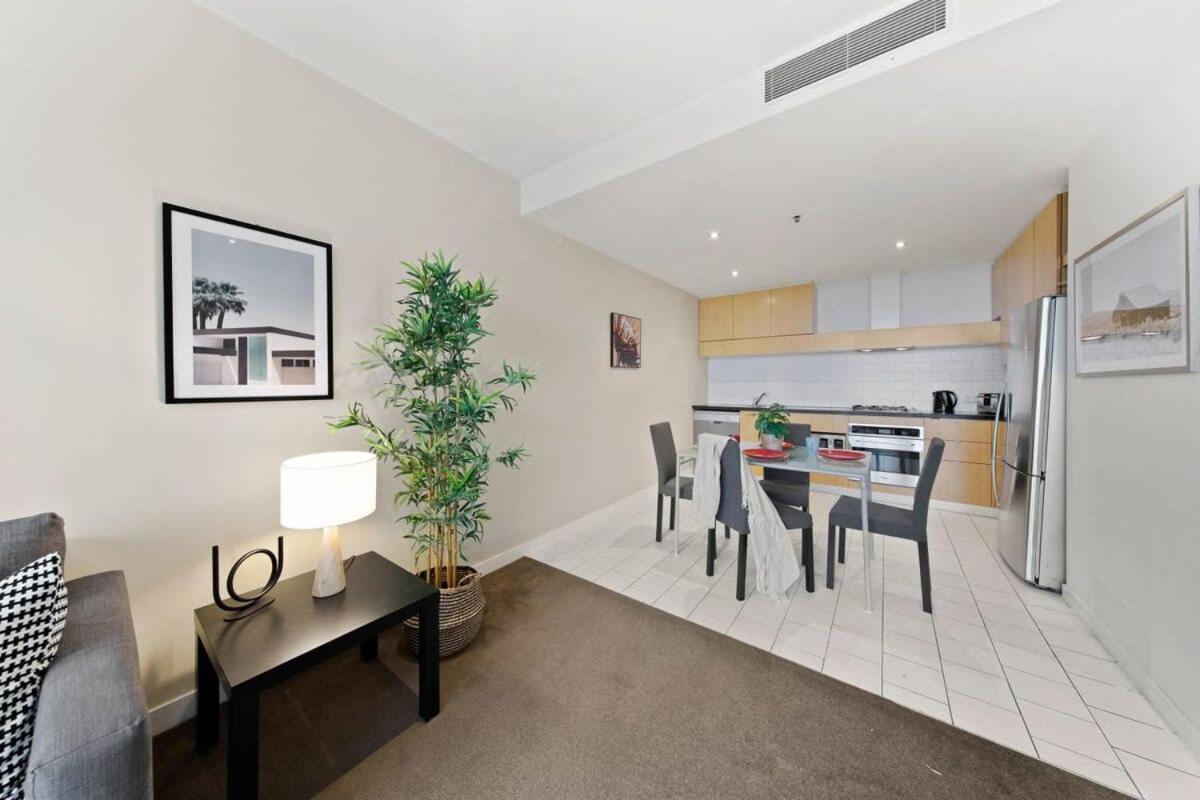 A Cozy 2BR Apt in QV City Views FREE Parking - Housity