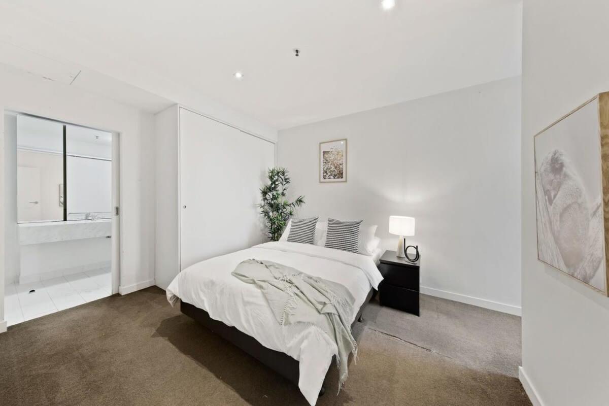 A Cozy 2BR Apt in QV City Views FREE Parking - Housity