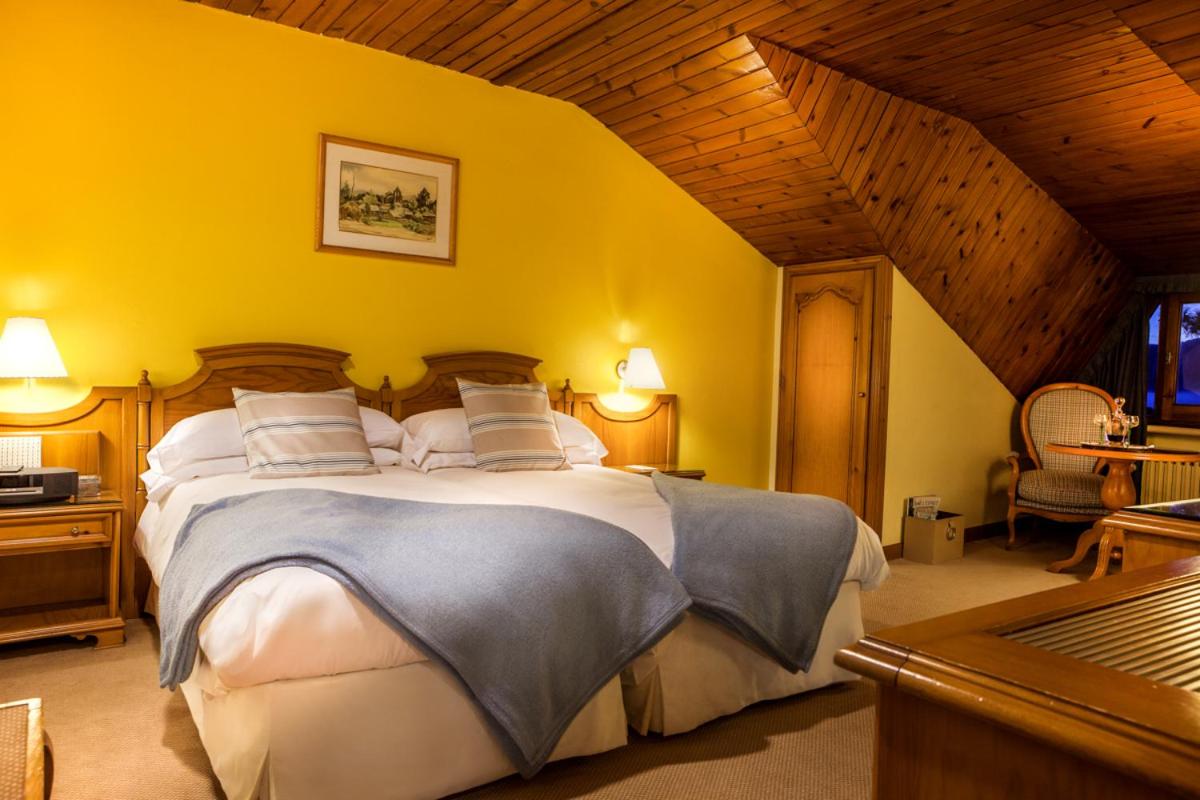 Cama o camas de una habitación en HOTEL & SPA El Castell de Ciutat